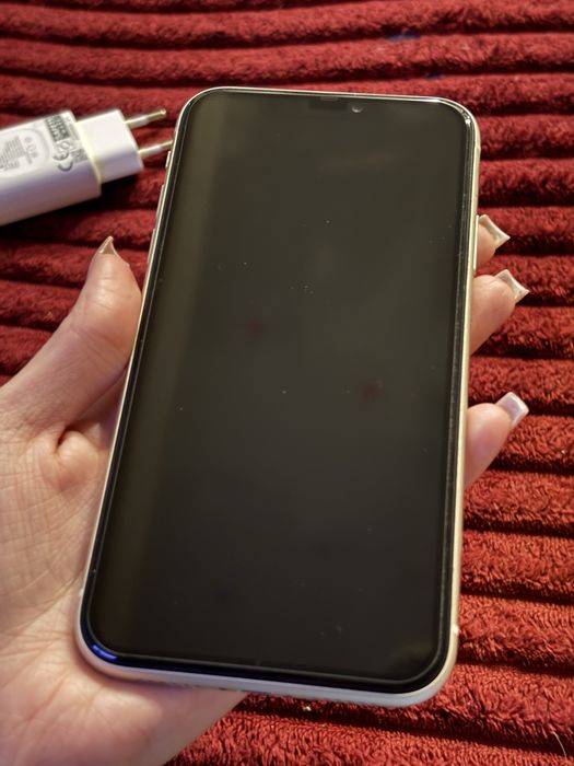 Продам айфон 11 в белом цвете