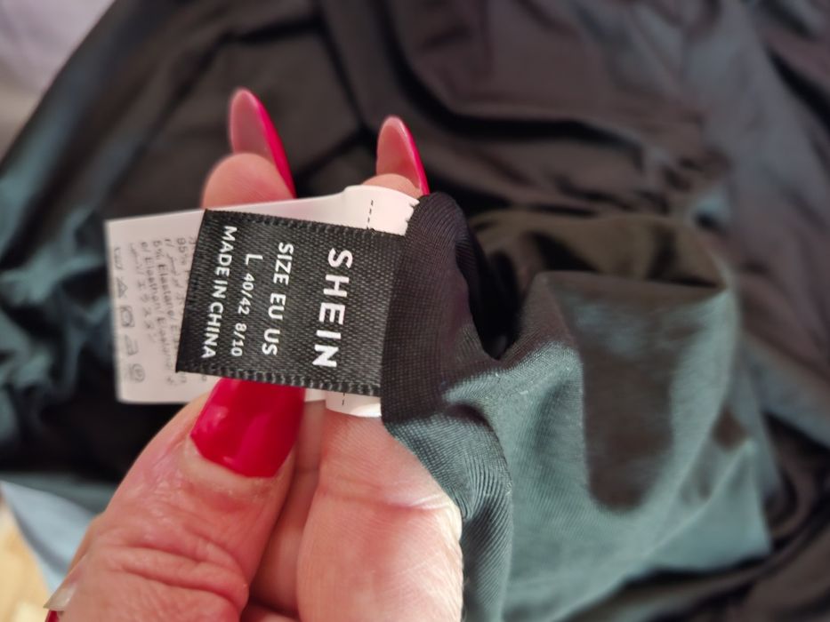 Черна къса рокля с паднали ръкави