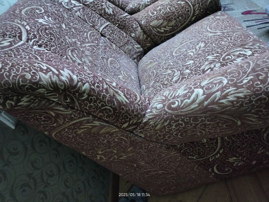 Продается мягкая мебель - диван и кресла.