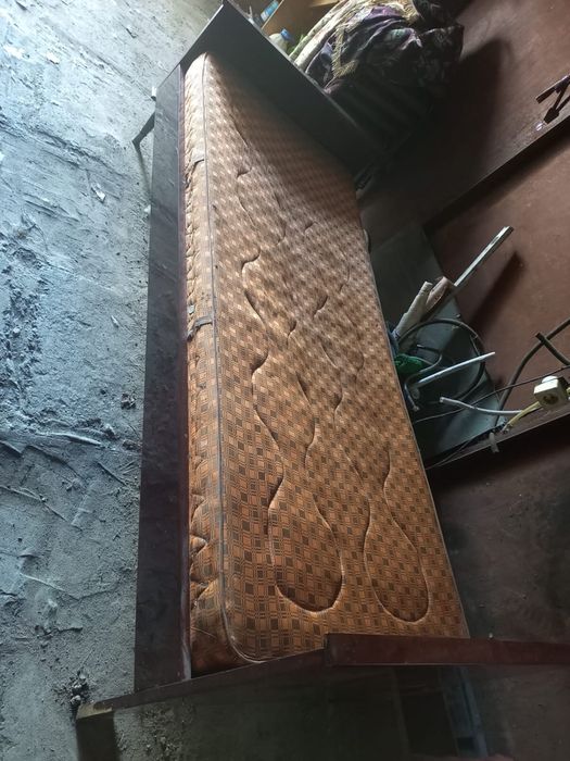 Продам 2 шкафа и кровать б/у