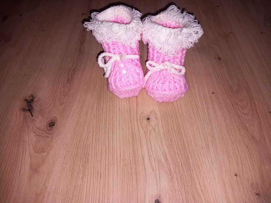 ПОДАРЯВАМ Нови ръчно плетени дрешки, жилетки, буйки, терлички