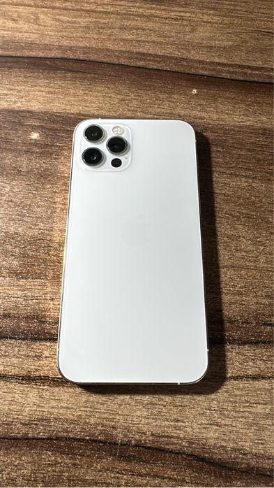 Продаётся iPhone 12 Pro в хорошем состоянии.