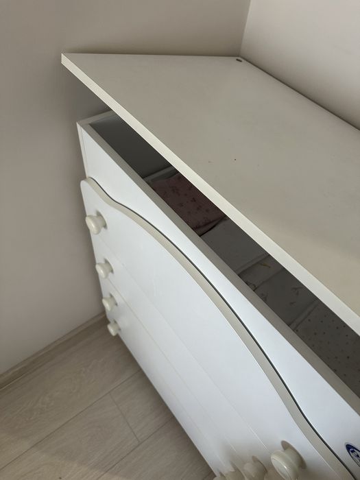 Бебешки скрин за дрешки