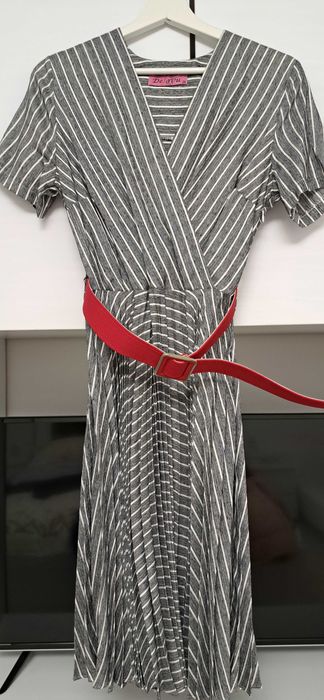 Rochie gri cu alb , plisata, curea rosie, marimea 38