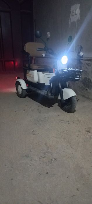 Uch oyoqli skuter sotiladi 600$