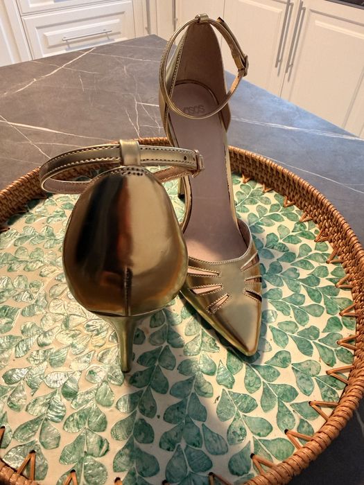 Pantofi eleganti aurii de super ocazie