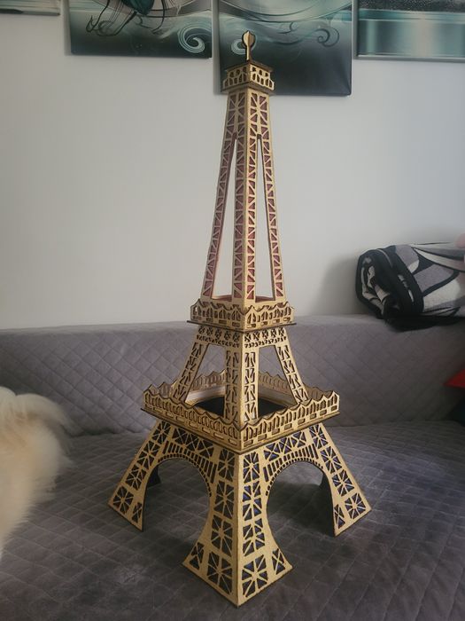 Turn Eiffel făcut din placaj