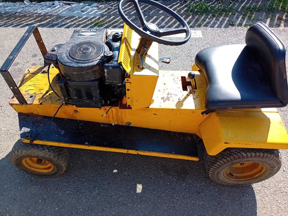 Vând tractoras de tuns iarba