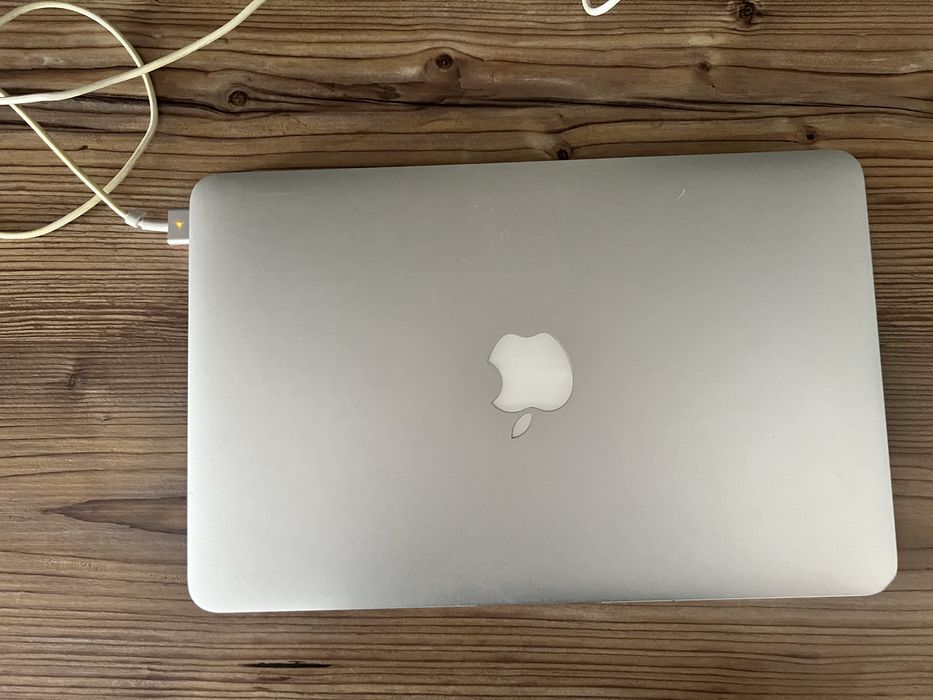 Macbook air, 11, работает, держит заряд
