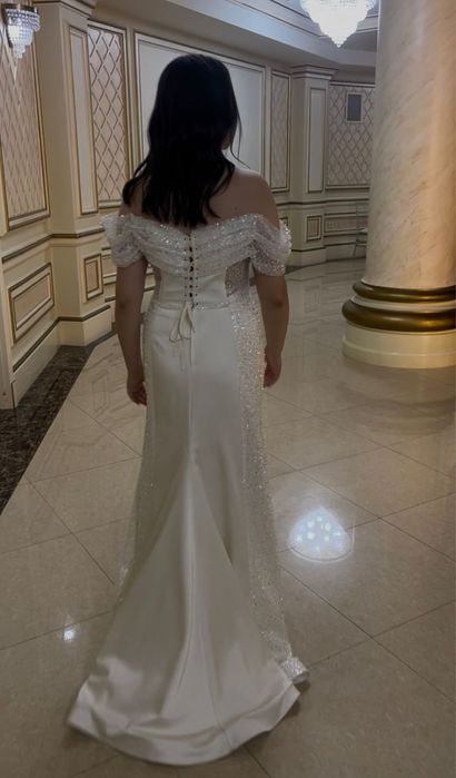 Корсетное платье с шлейфом