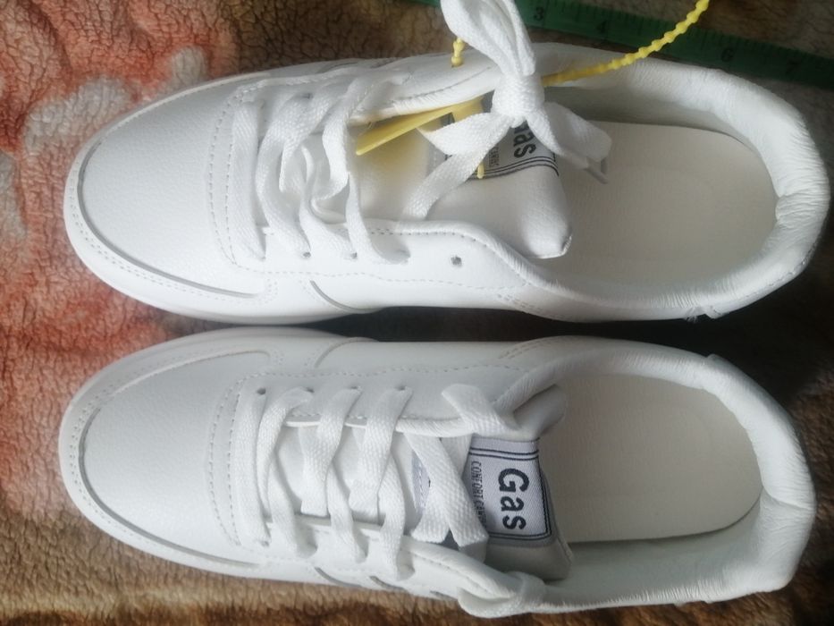 Продаю женские кроссовки