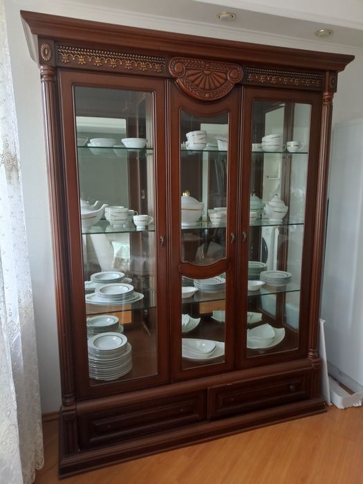 Продается сервант в хорошем состоянии