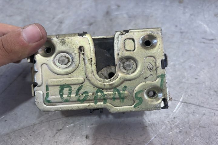 Broasca usa fata stanga 8200290961 Dacia Logan prima generatie