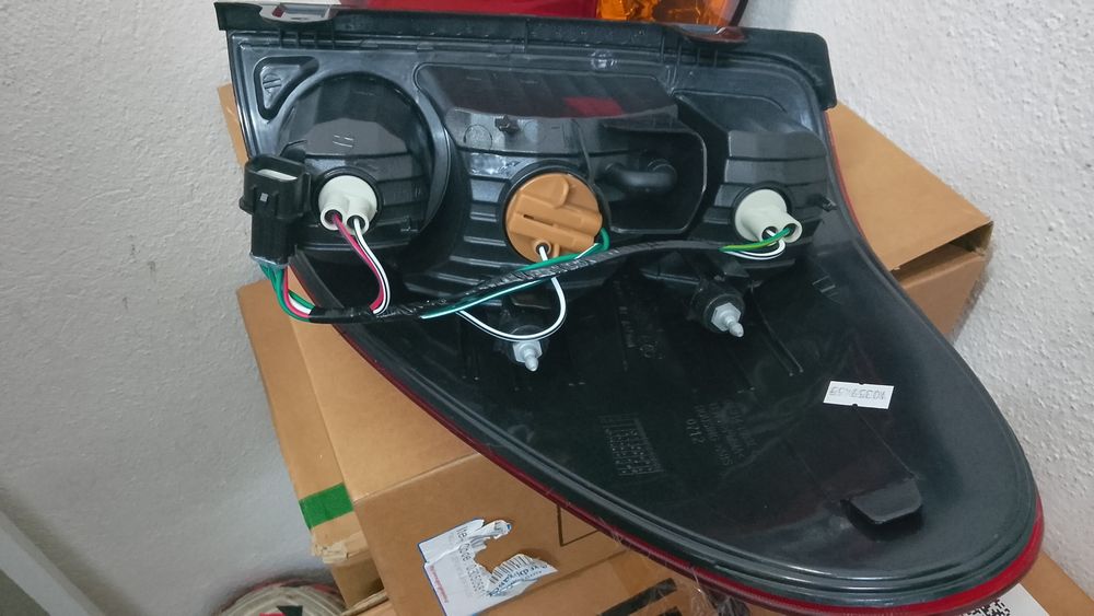 Lampa stop Mitsubishi l200  l 200 stop far aripa bara oblon grila bena lada Mitsubishi l200