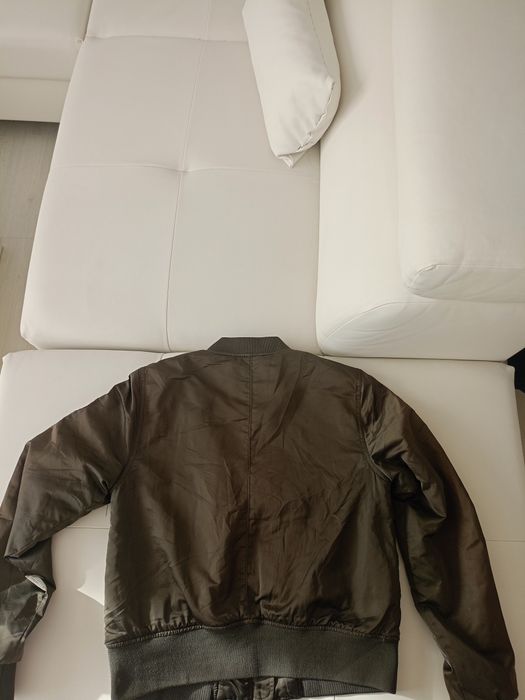 Vând geaca sport Pull&Bear, produs de calitate superioara mărimea S.