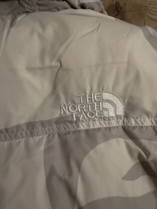 Vând geacă The North Face x KAWS
