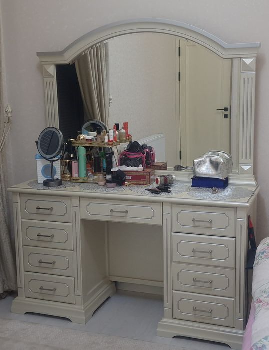 Трюмо сотилади ёнгокдан ранги айвори каймок ранг