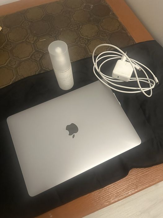 MacBook Air 13  M1 2020 , 256 gb- 8 gb ram