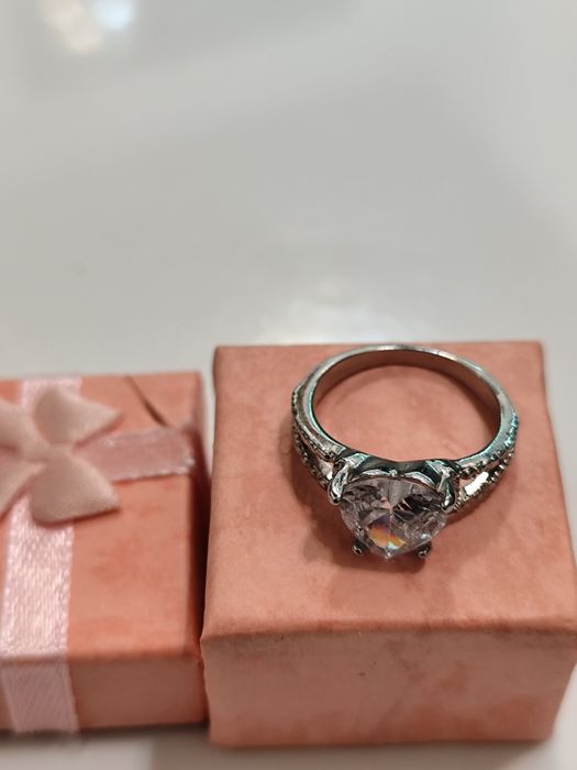 Златни пръстени 18к злато със сапфир Нови