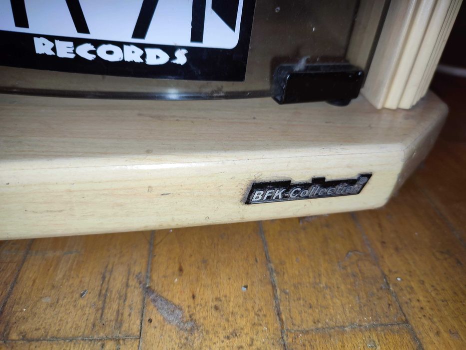 Продавам запазена TV-DVD-HiFi масичка + подарък