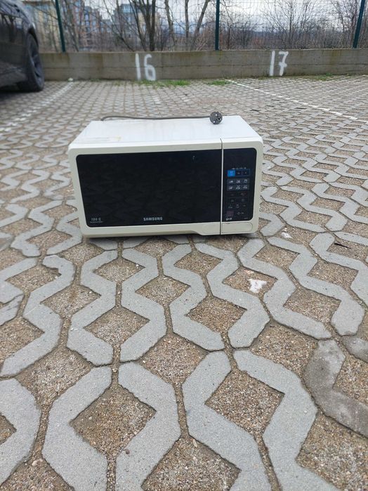 Микровълнова фурна работеща