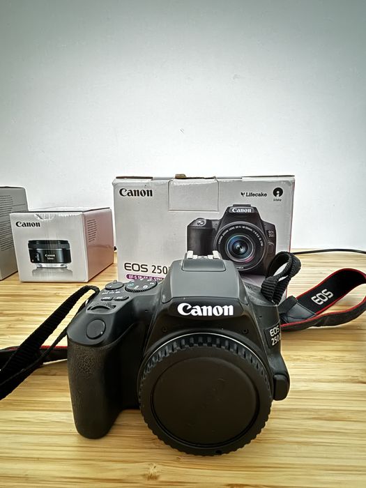 Vând kit Camera Foto DSLR Canon 250D + Obiective 50 mm 1.8 + 10-18 mm 4.5-5.6