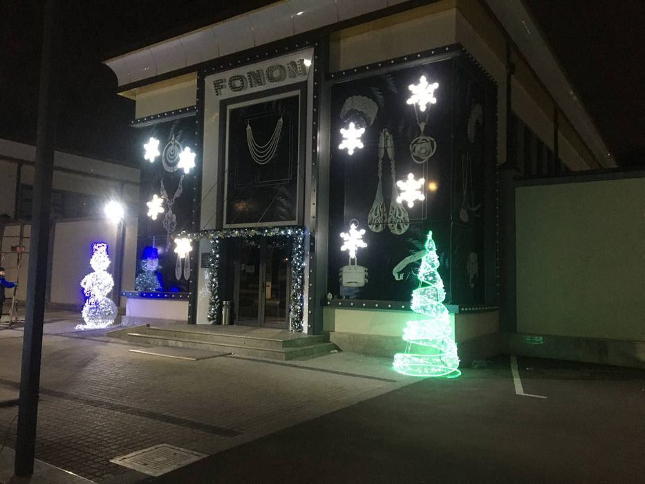 Праздничная иллюминация , оформление фасадов зданий, светящиеся фигуры