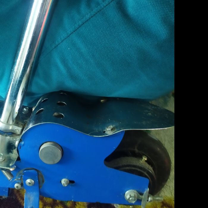 Детский электросамокат с сиденьем.