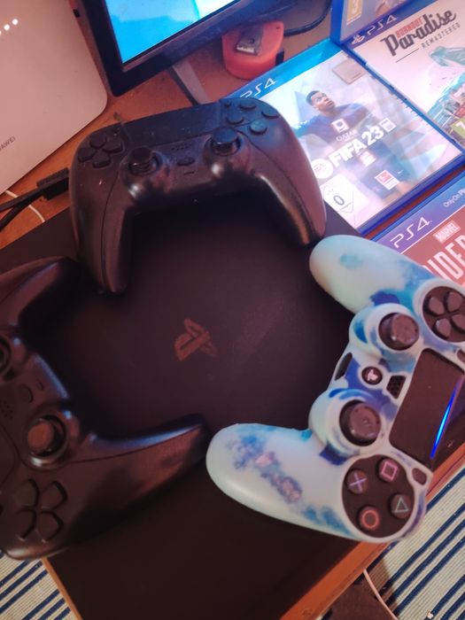 Vând ps4 slim de 1tb funcționează perfect nu scoate zgomote absolut impecabil