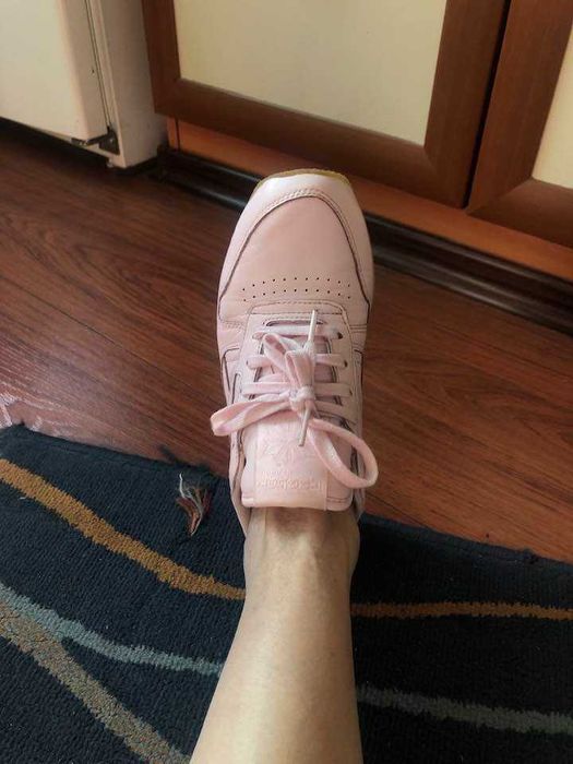 бледо розови кожени маратонки Reebok