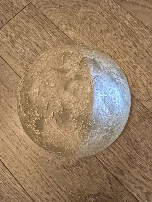 Lampa de veghe in forma de luna