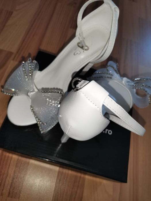 Pantofi albi cununie