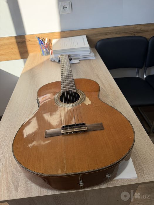 Gitara sotiladi qadimgi ispanskiy arginal gitara