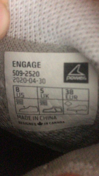 Продам новые кроссовки