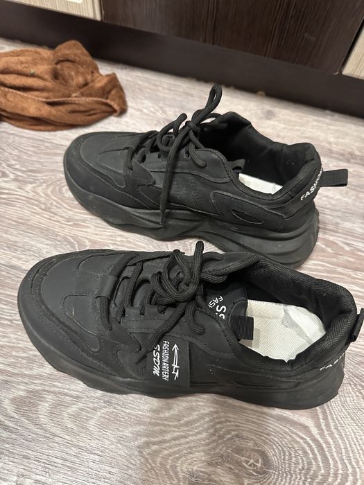 Отдам даром кроссовки