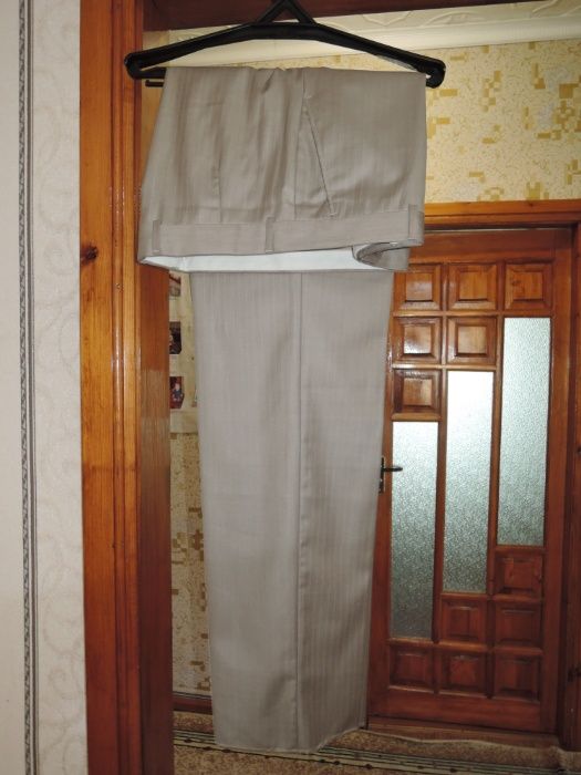 Новый костюм продам