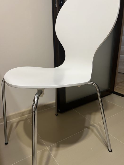 Masa Bucatarie Extensibila cu 2 scaune Albe tot Nou