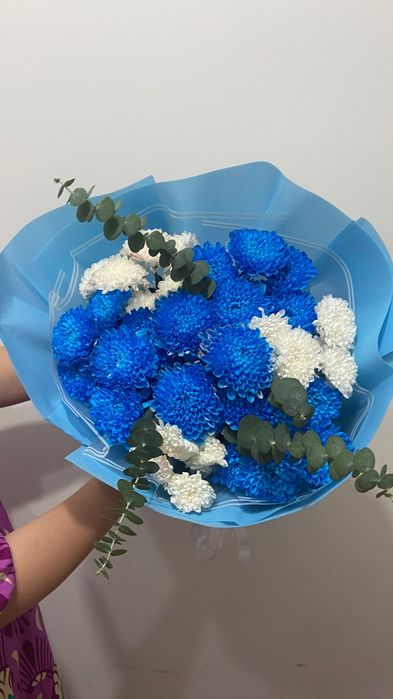 Метровые розы и синий букет
