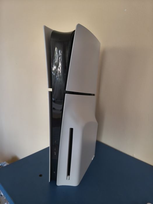 Vând PlayStation 5 Slim cu disk ,1 TB în stare impecabilă