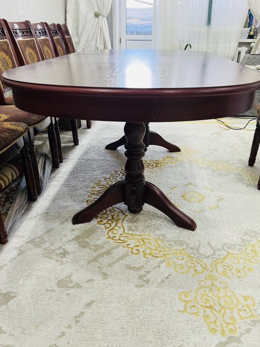 Стол и стулья гостинные