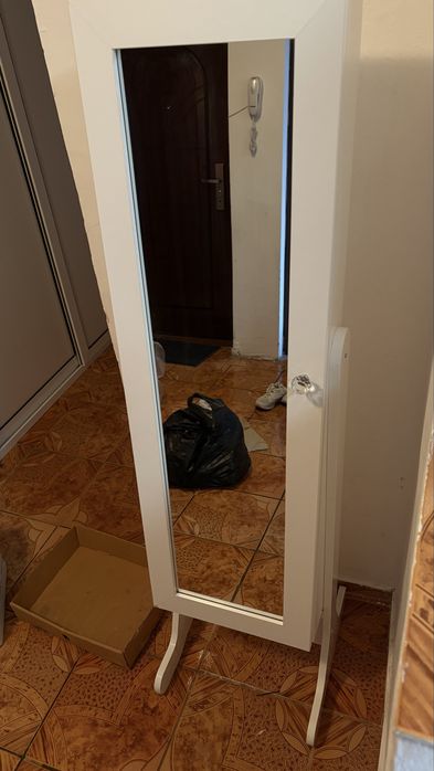 Dulap pentru bijuterii cu oglinda