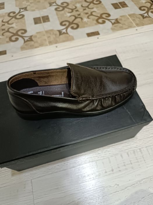 Продам мужские туфли 42