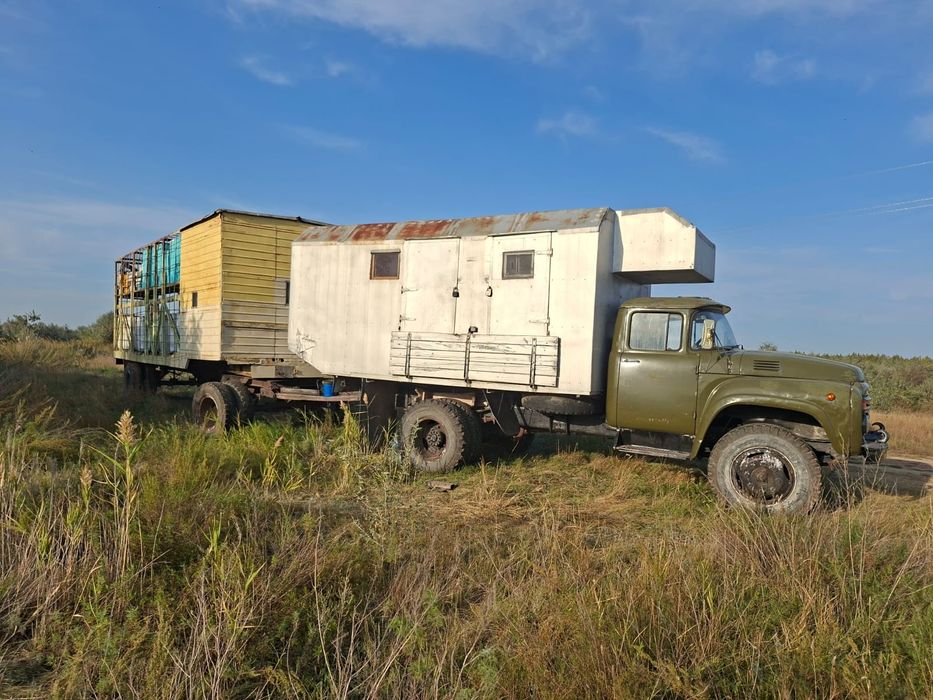 Пасека, автомобиль + прицеп с ульями.