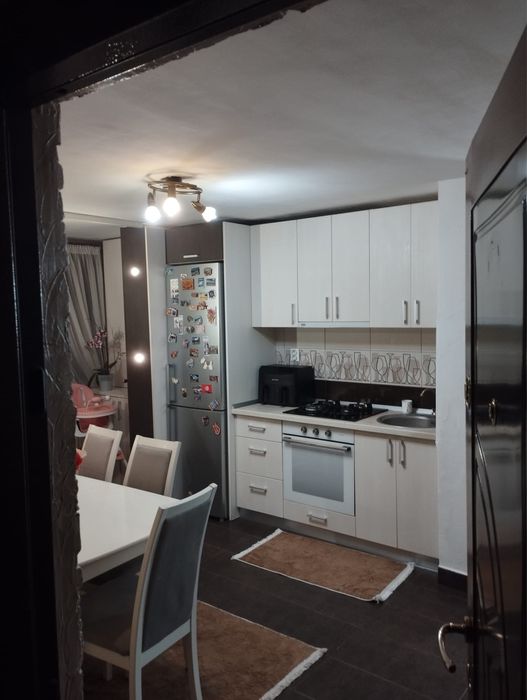 Proprietar - vând apartament 2 camere decomandat, etaj 1, zona  Big, str St.  O. Iosif colț cu Violetelor