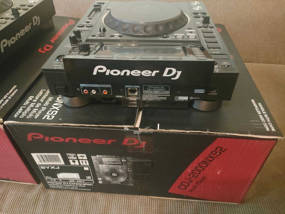 2 cd playere Pioneer cdj 2000 Nexus 2 impecabile in cutii cdj 3000