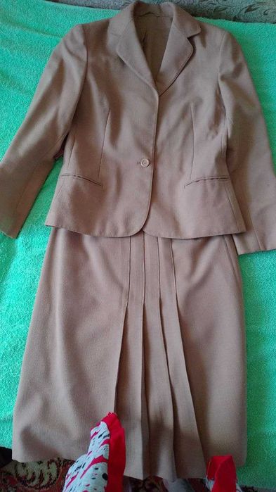 Продам 3 женских костюма р.46