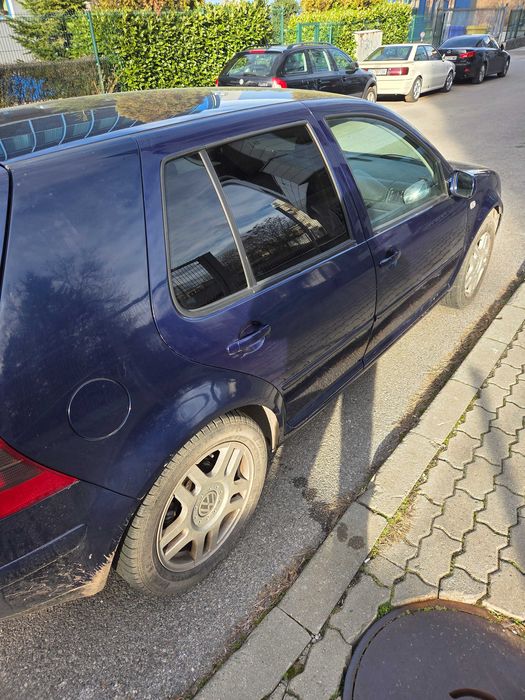 Автомобил  фоксваген  голф