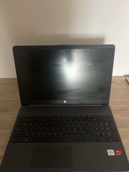 Laptop HP 15s, AMD Athlon Silver 3050U, SSD 256GB, stare foarte bună, baterie bună