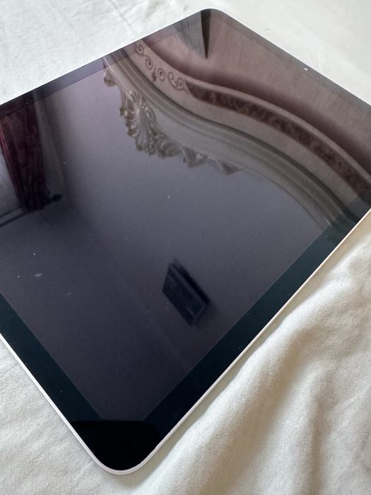 IPad Air 4th generation+ husa antisoc + husa+ cuite+ cablu 2m cu tot cu cap de incarcare.