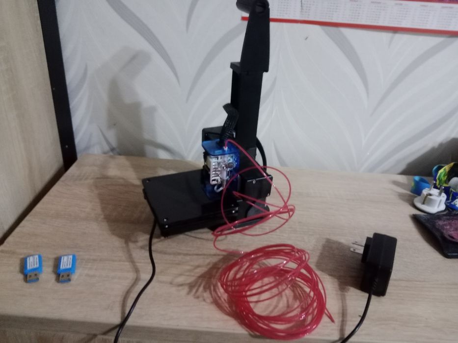 Продам 3д принтер (пластик в подарок)